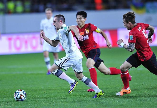 字母哥冲进步行者更衣室要球