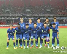 赛前武汉三镇备战国王杯，刷新队史纪录细节曝光，质疑声仍在，更衣室氛围转暖