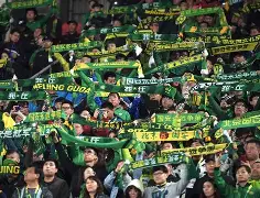 乐鱼体育网站入口-北京国安赛后国安球迷接受采访